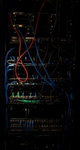 Server rack met netwerkbekabeling